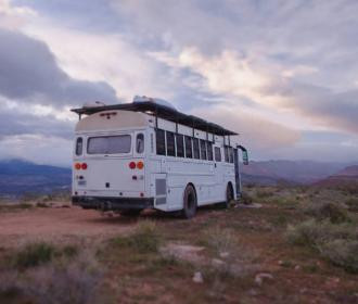Un couple transforme un bus scolaire en habitation mobile et écologique